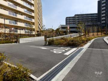 敷地内の駐車場出入り口（ロボットゲート付き）