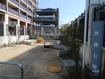 敷地西側の前面道路
