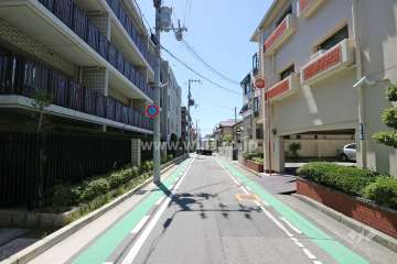 敷地西側の前面道路