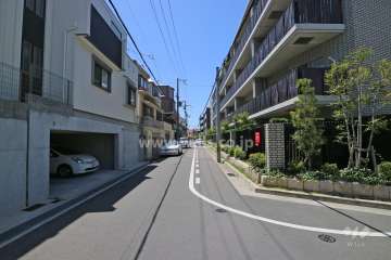 敷地東側の前面道路