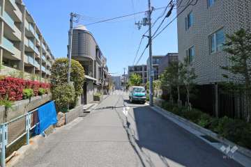 敷地北側の前面道路