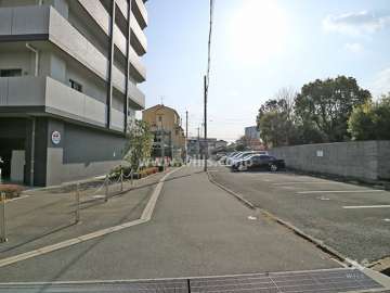 西側前面道路