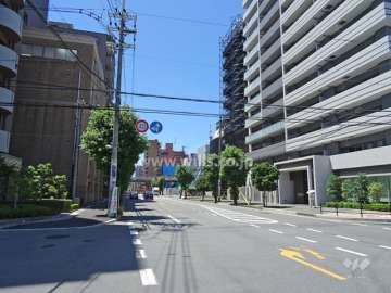 敷地南側の前面道路（東側から）