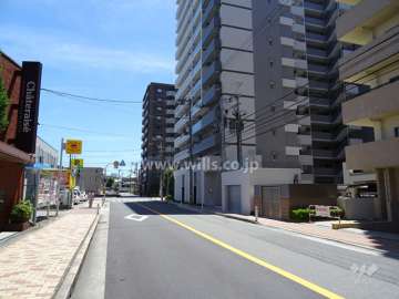 敷地東側の前面道路（北側から）