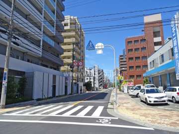 敷地東側の前面道路（南側から）