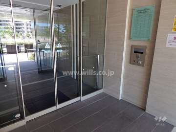 エントランスはオートロック付きです。