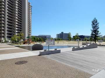 敷地南側には道を挟んで、『潮江緑遊公園』が広がっています。