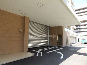 駐車場の出入り口（シャッター付き）