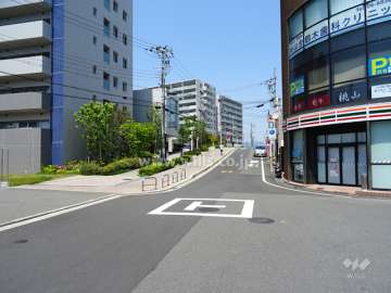 敷地東側の前面道路（南側から）