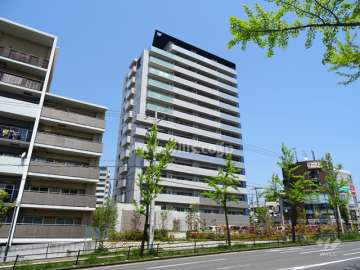 ローレルコート桃山台THE-HOUSEの遠景。南側にある府道豊中摂津線は、イチョウ並木が美しいことから通称「千里ぎんなん通り」と呼ばれています。