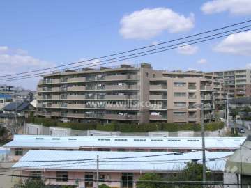 周辺は閑静な住宅地（手前は『刀根山保育園』の屋根）
