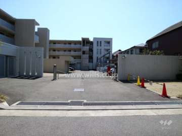 駐車場出入り口（ロボットゲート付き）