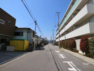 敷地南側の前面道路