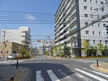 敷地南側の前面道路（東側から）