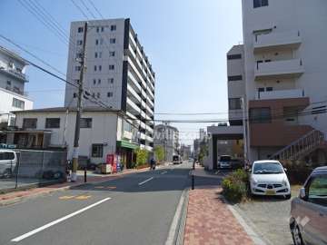 敷地南側の前面道路（西側から）