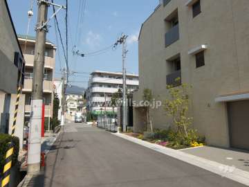 敷地西側の前面道路