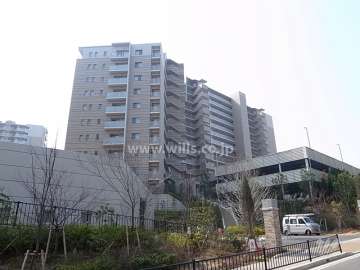 ミリカ・ヒルズの外観（東側から）　手前がE棟（南向き）、左奥がF棟（南西向き）です。