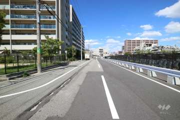 敷地東側の前面道路（南側から）