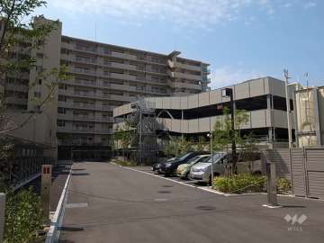 駐車場棟。入り口にはロボットゲート付きです。