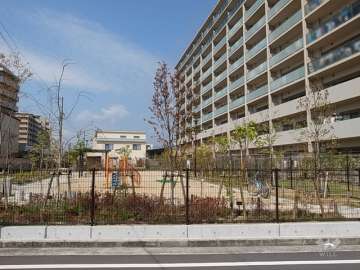 敷地南側には「前浜南公園」があります。
