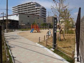公園内には遊具も設置されており、子供の遊び場にぴったりです。