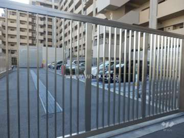 駐車場の出入り口（ゲート付き）