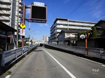 敷地西側の前面道路