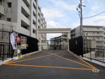 駐車場出入り口（ゲート付き）
