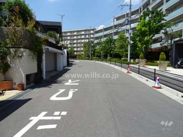 敷地西側の前面道路（南側から）