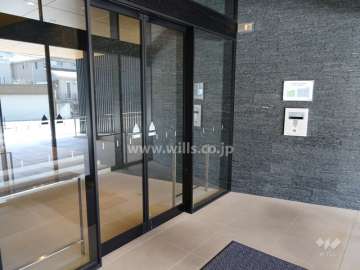 エントランスはオートロック付です。