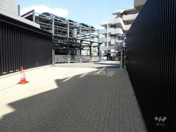 駐車場出入り口（ロボットゲート付き）