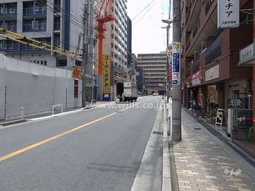 敷地西側の前面道路