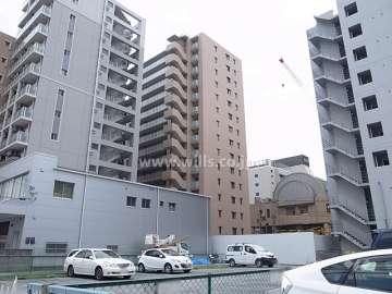 クレヴィア江坂イーストサイドの遠景。周辺には住宅、店舗、事務所などが立ち並んでいます。