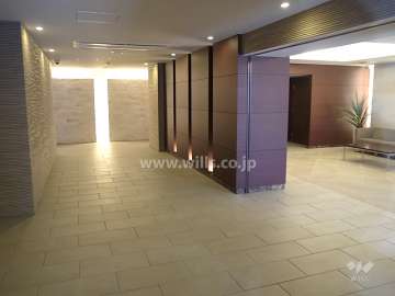 談話スペースもあるエントランスホール