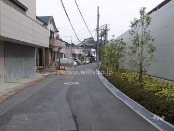 敷地北側の前面道路（西側から）