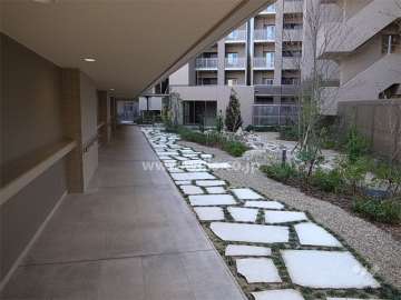 各棟をつなぐ共用廊下とコモンガーデン