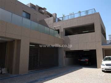 駐車場棟（リングシャッター付き）　屋上は緑化されており、ヒーリングガーデンがあります。