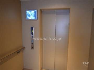 エレベーターにはモニターが設置されています。