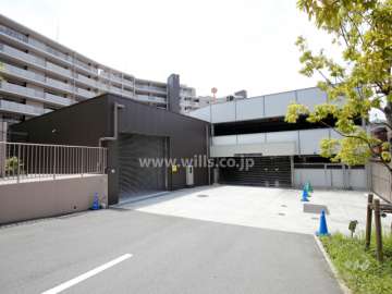 駐車場棟（出入り口にリングシャッター付き）