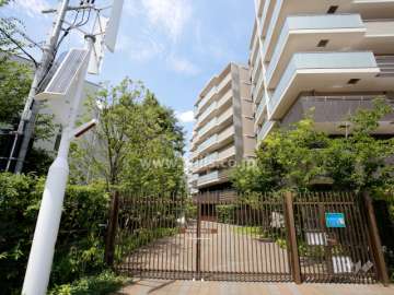 グランロジュマン豊中少路A棟の外観（南側から）※南西向きの棟