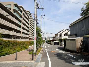 敷地南側には一戸建て街が広がっています。