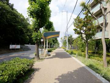 敷地西側、敷地に隣接してバス停があります。