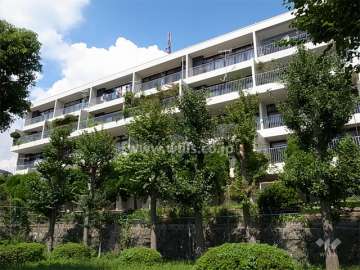 マンション五月丘の外観（南東側から）