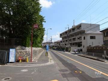 敷地の北側は二車線のバス通りに面しています。
