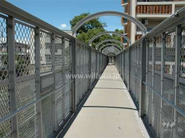 バス停に向う空中廊下