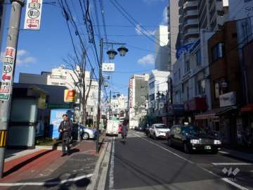 周辺は駅前の商業地です。