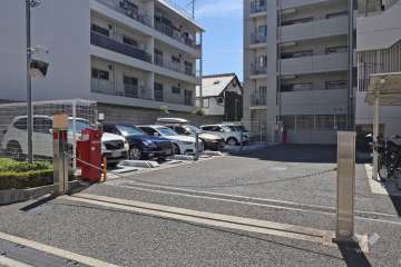 駐車場出入口はロボットゲート付きです。