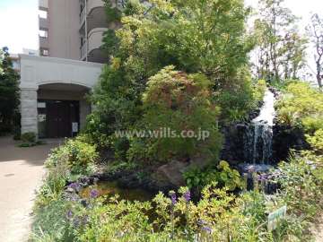 エントランス前には自然を模した川や滝があります。