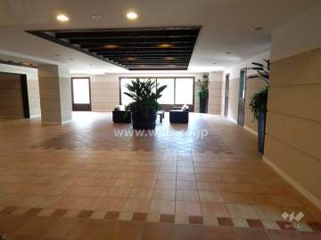 広々としたエントランスホール。談話スペースが設けられています。