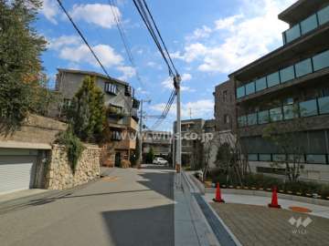 敷地北側の前面道路(北西側から)
